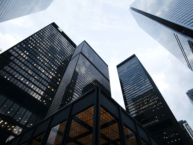 Glasfassade eines Gebäudes von unten fotografiert